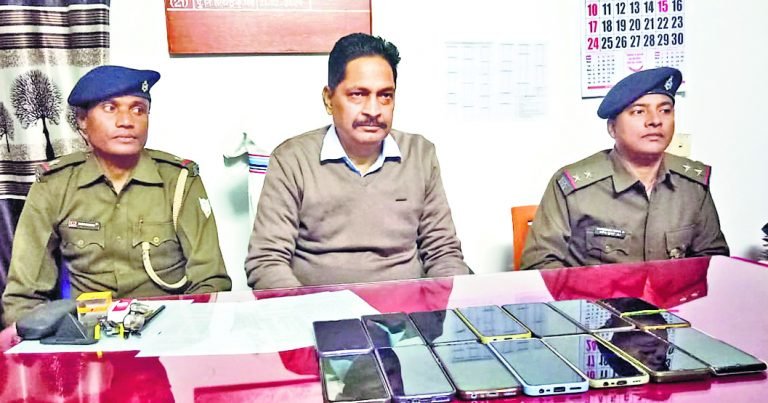 पुलिस ने बरामद किये चोरी गये 14 एंड्रायड फोन….