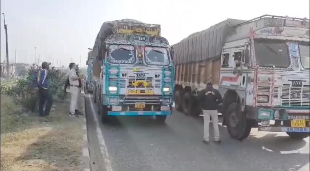 पश्चिम बंगाल सरकार द्वारा राज्य से आलू निर्यात पर रोक लगा दी जिससे झारखंड-बंगाल बॉर्डर पर सैकड़ों आलू लदे ट्रक ड्राइवर परेशान हैं…
