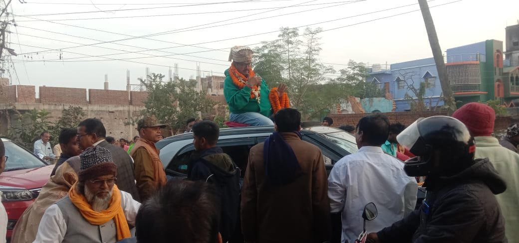 एक दसक की खुमारी खत्म..  झामुमो का दिखा दम..  क्रेकर पर लाखों  स्वाहा.. विधायक के गले में पड़ा समर्थको का तीन लख्खा माला…