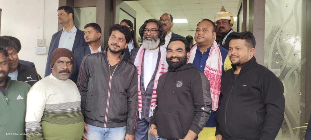 केंद्रीय आदिवासी मूलवासी सरना समिति ने नए मुख्यमंत्री हेमंत सोरेन से शिष्टाचार मुलाक़ात किया…