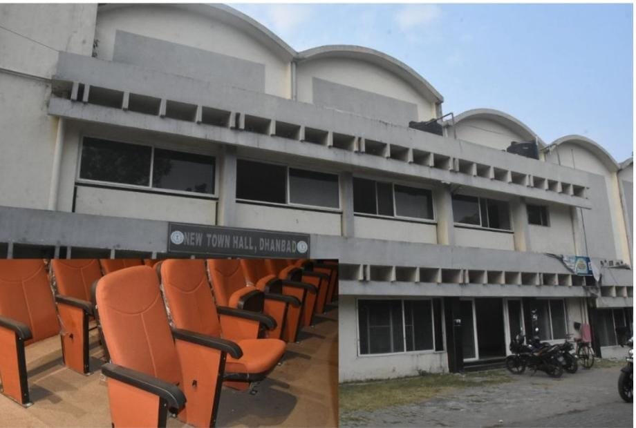4.76 करोड़ खर्च के बाद भी धनबाद का न्यू टाउन हॉल दो साल में ही जर्जर…