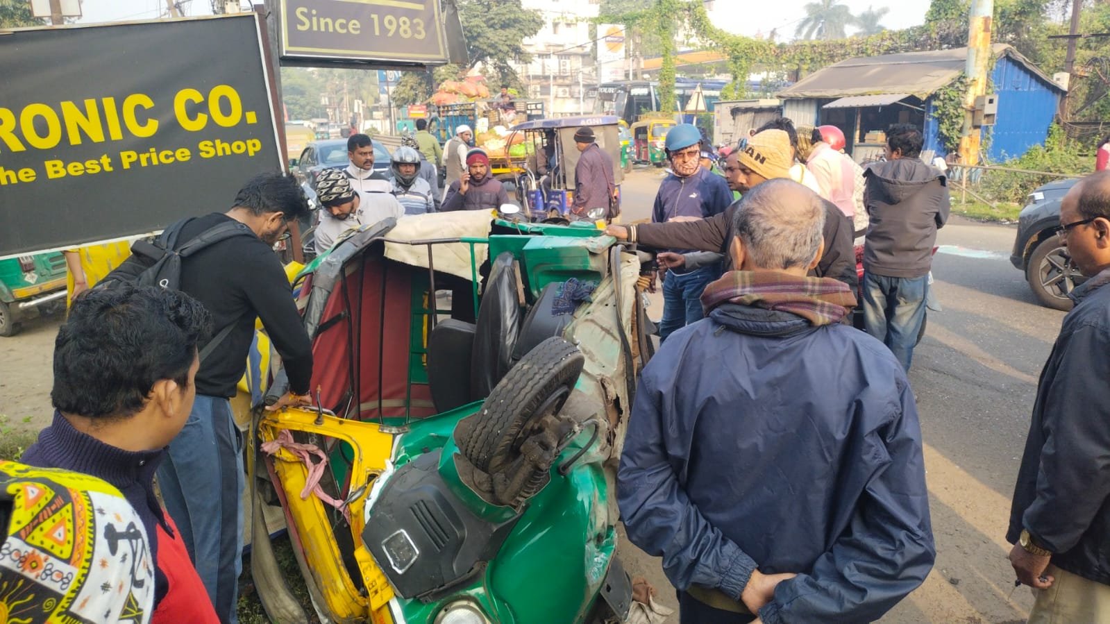 आसनसोल के भगत सिंह मोड़ मे भीषण सड़क हादसा ट्रक और ऑटो की टक्कर मे एक की मौत एक गंभीर रूप से घायल ….