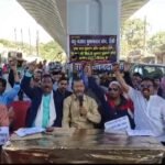 बहुबाजार दुकानदार संघ बैठे धरने पर…