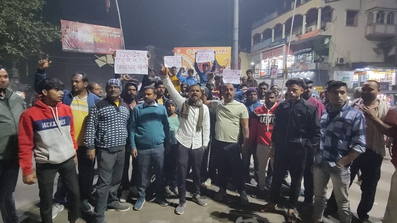 बांग्लादेश में हिंदुओं पर हो रहे हैं अत्याचार के खिलाफ चिरकुंडा शहीद चौक पर सनातनियों ने किया विरोध प्रदर्शन….