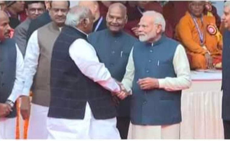 महापरिनिर्वाण दिवस पर बीआर आंबेडकर को दी गई श्रद्धांजलि; कुछ इस अंदाज में मिले पीएम मोदी और खरगे…