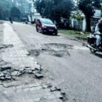 सिंदरी में सड़कों के किनारे पेवर ब्लॉक के फुटपाथ बिना देखरेख के हुए बर्बाद, करोड़ों का नुकसान…