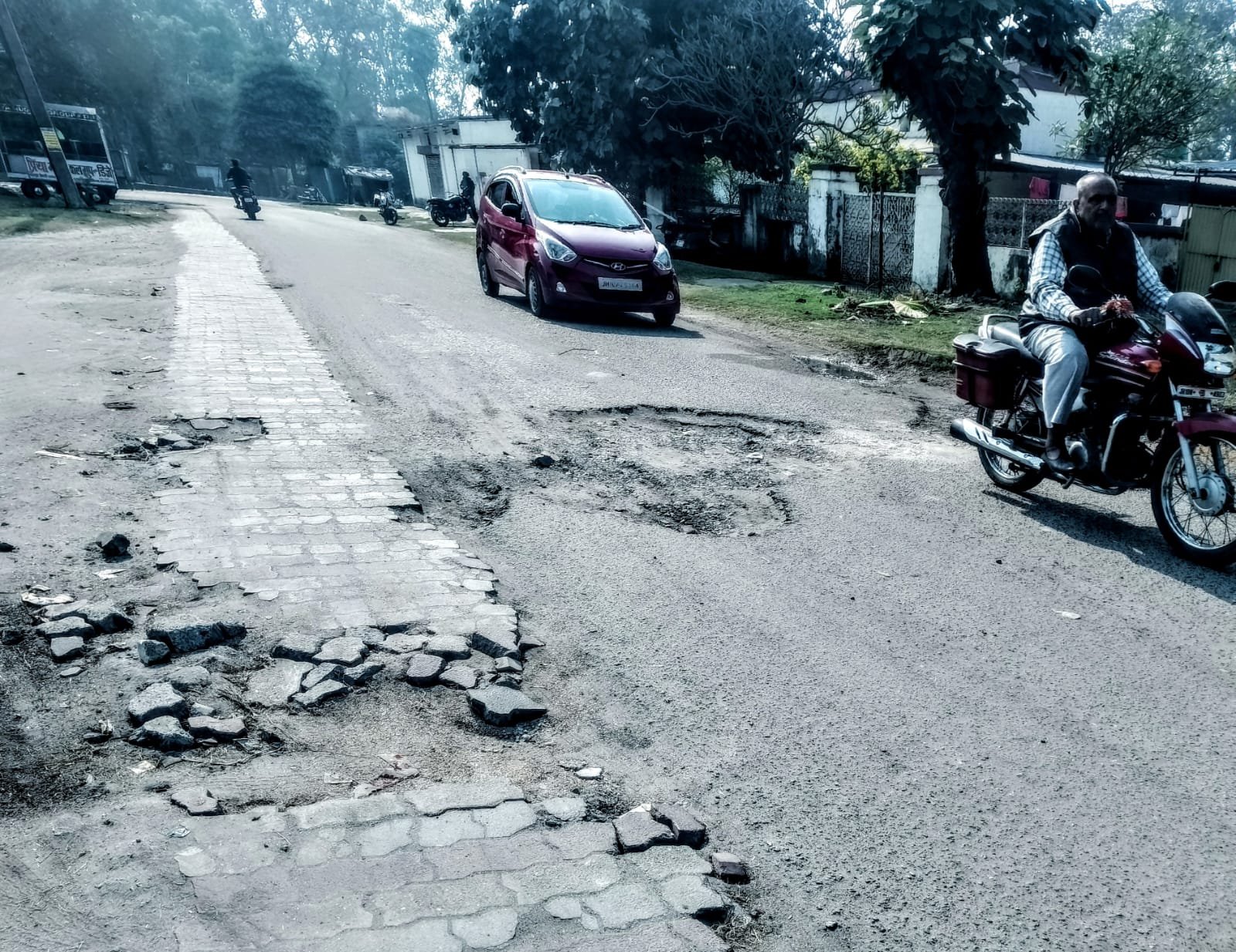 सिंदरी में सड़कों के किनारे पेवर ब्लॉक के फुटपाथ बिना देखरेख के हुए बर्बाद, करोड़ों का नुकसान…