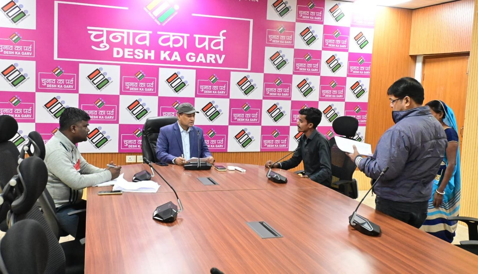 जिला संपर्क कार्यालय में लगा जनता दरबार,  सुनी गई समस्या और हुई कार्यवाही….