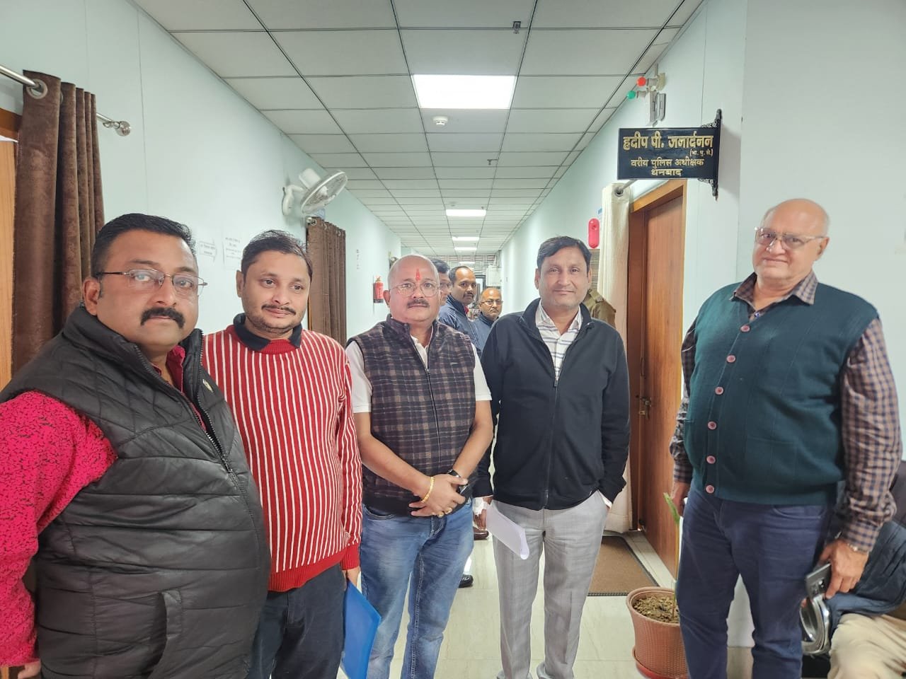 चिरकुंडा के दो व्यवसायी से मारपीट मामले में गिरफ्तारी की मांग को लेकर मड़वाड़ी सम्मेलन का प्रतिनिधिमंडला DC और SSP से मिला..