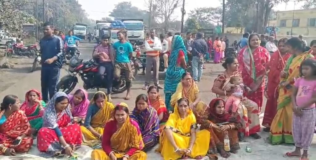हैवी ब्लास्टिंग व धूल डस्ट से परेशान ग्रामीण महिलाओं ने दिया धरना