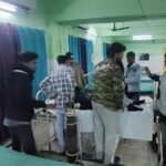 असंतुलित कार ने पल्सर को रोंदते हुए पेड़ से टकराया, एक घायल…