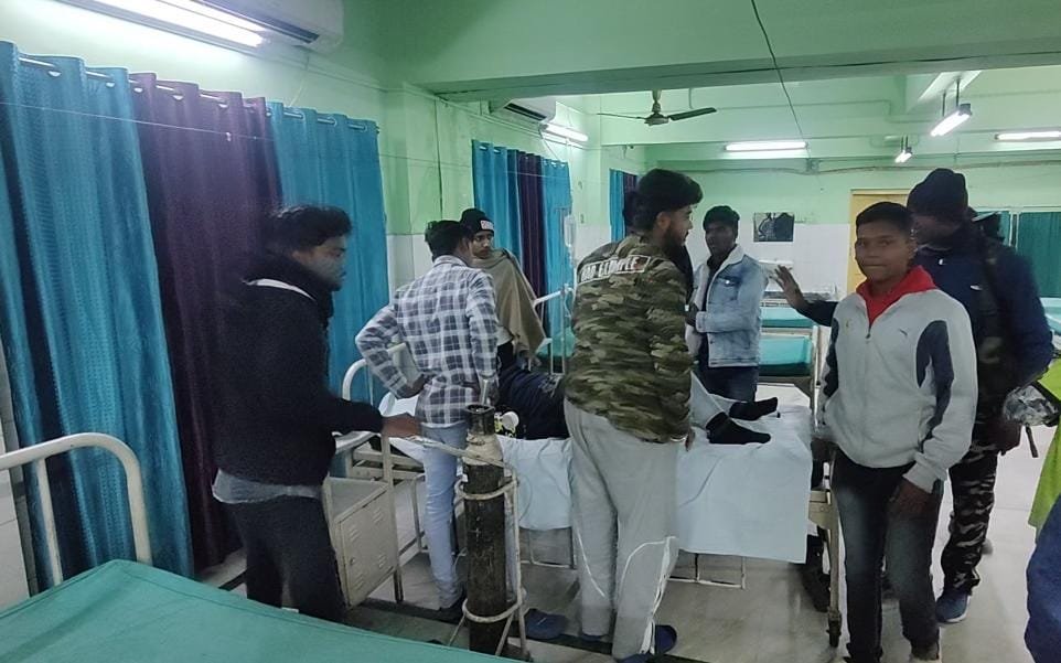 असंतुलित कार ने पल्सर को रोंदते हुए पेड़ से टकराया, एक घायल…