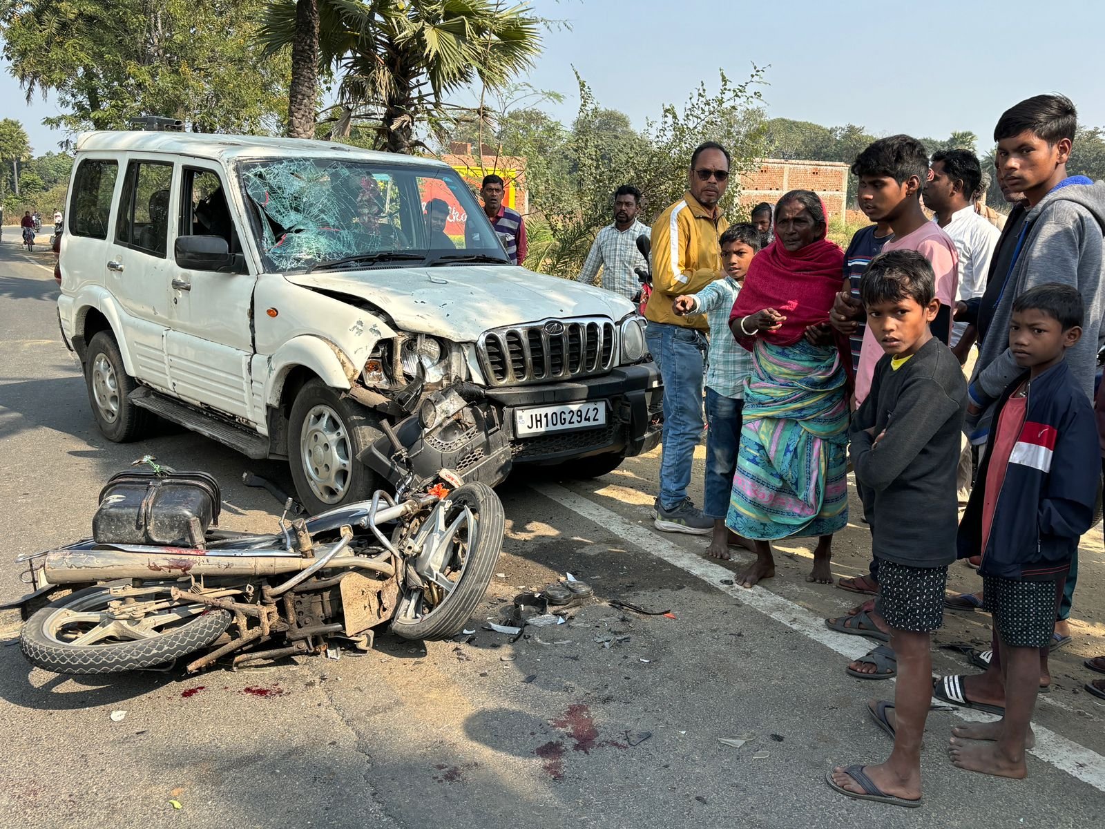 सिंदरी बलियापुर सड़क दुघर्टना में दो युवक  घायल दोनों युवक को किया गया धनबाद में भर्ती…