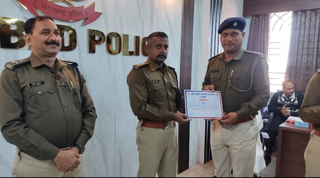 तिसरा थाना प्रभारी सुमन कुमार को प्रशस्ति पत्र देकर धनबाद एसएसपी ने किया सम्मानित…