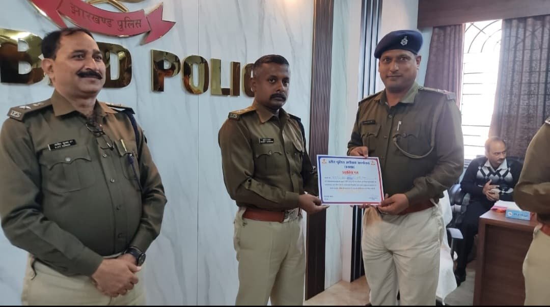 तिसरा थाना प्रभारी सुमन कुमार को प्रशस्ति पत्र देकर धनबाद एसएसपी ने किया सम्मानित…
