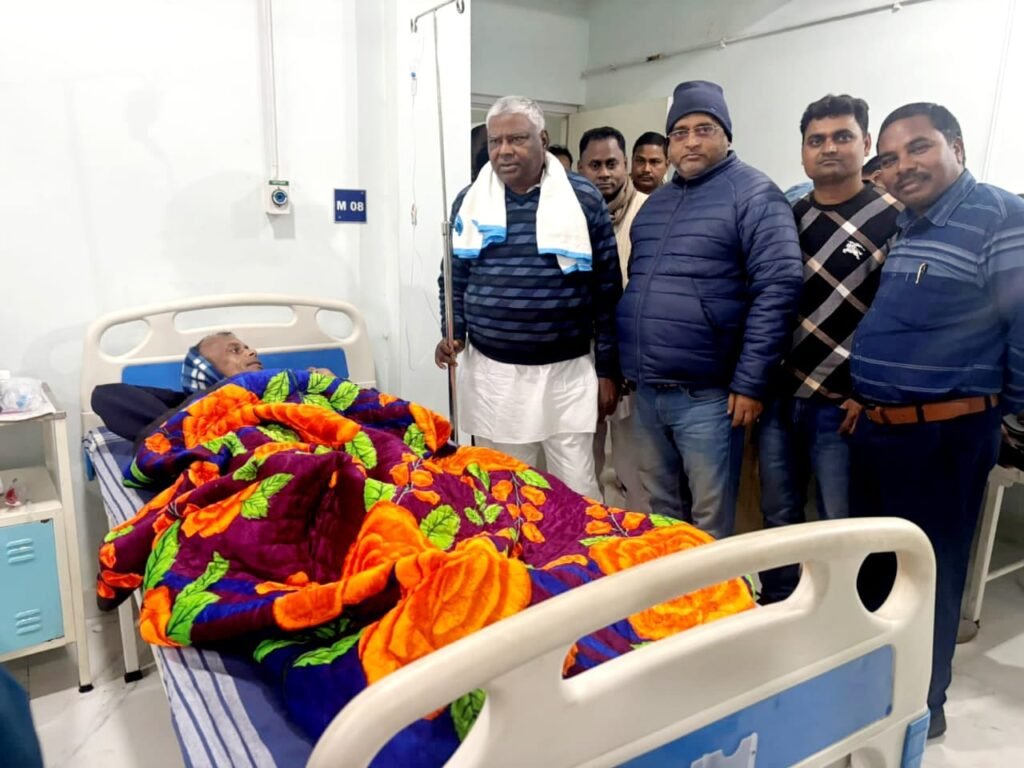 आरिका मेडिवर्ल्ड हॉस्पिटल पहुँचे टुंडी विधायक मथुरा महतो…