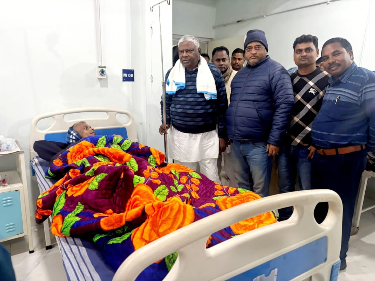 आरिका मेडिवर्ल्ड हॉस्पिटल पहुँचे टुंडी विधायक मथुरा महतो…