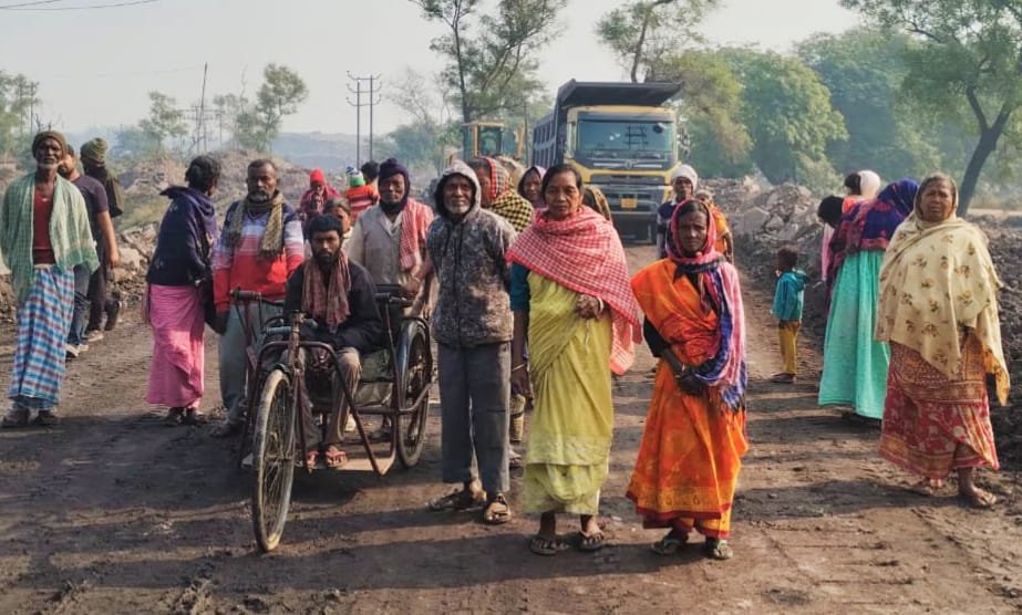 करकेंद में लेप्रोसी कॉलोनी के दिव्यांगो ने पानी,बिजली व सड़क की मांग को लेकर साढ़े 5 घंटे ठप्प किया ट्रांसपोर्टिंग