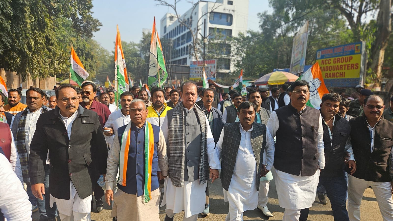 रांची राजभवन घेराव कार्यक्रम को लेकर के पुटकी प्रभु चौक से कांग्रेस जिलाध्यक्ष संतोष सिंह के नेतृत्व में सैकड़ो कार्यकताओ रांची पहुंचे…