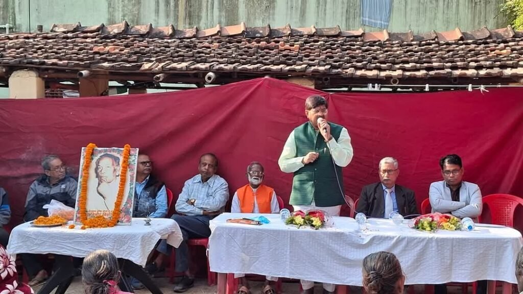 राज सिन्हा ने झारखण्ड आंदोलनकारी के जनक शिक्षा के प्रति समर्पित स्व. बिनोद बिहारी महतो जी की पुण्यतिथि पर आयोजित कार्यक्रम में लोगों को बिनोद बाबू के विचारों और शिक्षा के क्षेत्र में रहा योगदान से अवगत कराया…