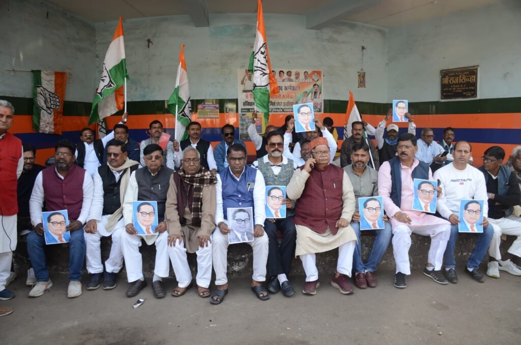 भीम राव अम्बेडकर के मामले में गृह मंत्री अमित शाह के द्वारा संसद में दिए गए बयान के खिलाफ धनबाद में कांग्रेसियों ने गृह मंत्री का पुतला दहन किया और विरोध प्रदर्शन कर विरोध जताया..