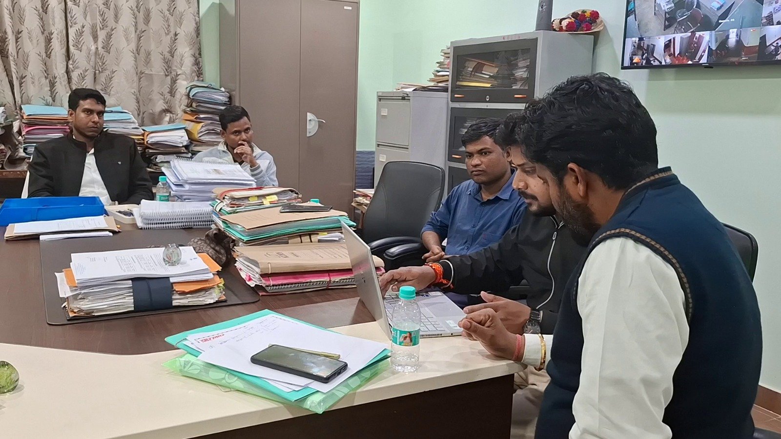 धनबाद में बालू तस्करों पर कार्रवाई करने गई खनन विभाग की टीम पर रेत माफियाओं ने बोला हमला..पुलिस के सामने तीनों खनन निरीक्षकों की पिटाई.. सीओ के बाद खनन विभाग की छापेमारी टीम पर हमला से उठा कई सवाल..