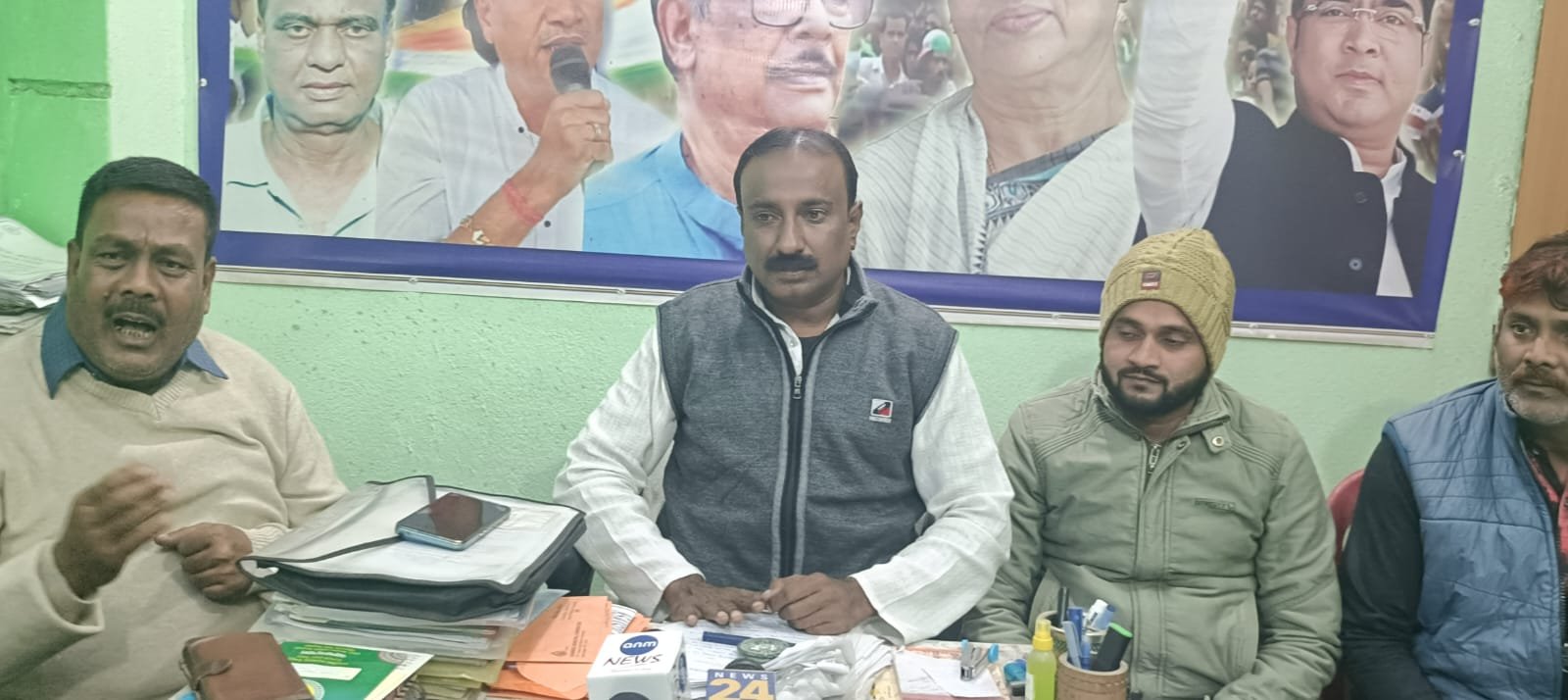 क्वाटर मे पानी कनेक्शन को लेकर तृणमूल मे दो फांड़ आमने सामने हुए टीएमसी के पार्षद व पूर्व पार्षद ने दिया खुला चैलेंज उनके तीन वर्षों का विकाश कार्य पूर्व पार्षद के 15 वर्ष के विकाश कार्य पर नही पड़ा भारी तो दे देंगे पार्षद पद से स्तीफा ले लेंगे राजनीती से सन्यास…