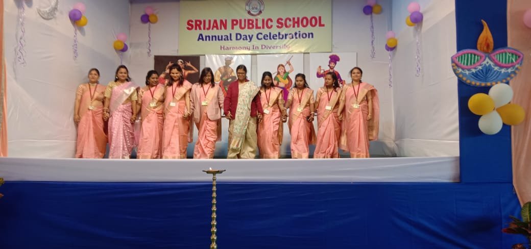 श्रृजन पब्लिक स्कूल के वार्षिकोत्सव में नन्हे बच्चों का मनमोहक प्रस्तुति,  क्षेत्रीय शिक्षा निदेशक संथाल परगना गोपाल कृष्ण झा ने की सराहना…