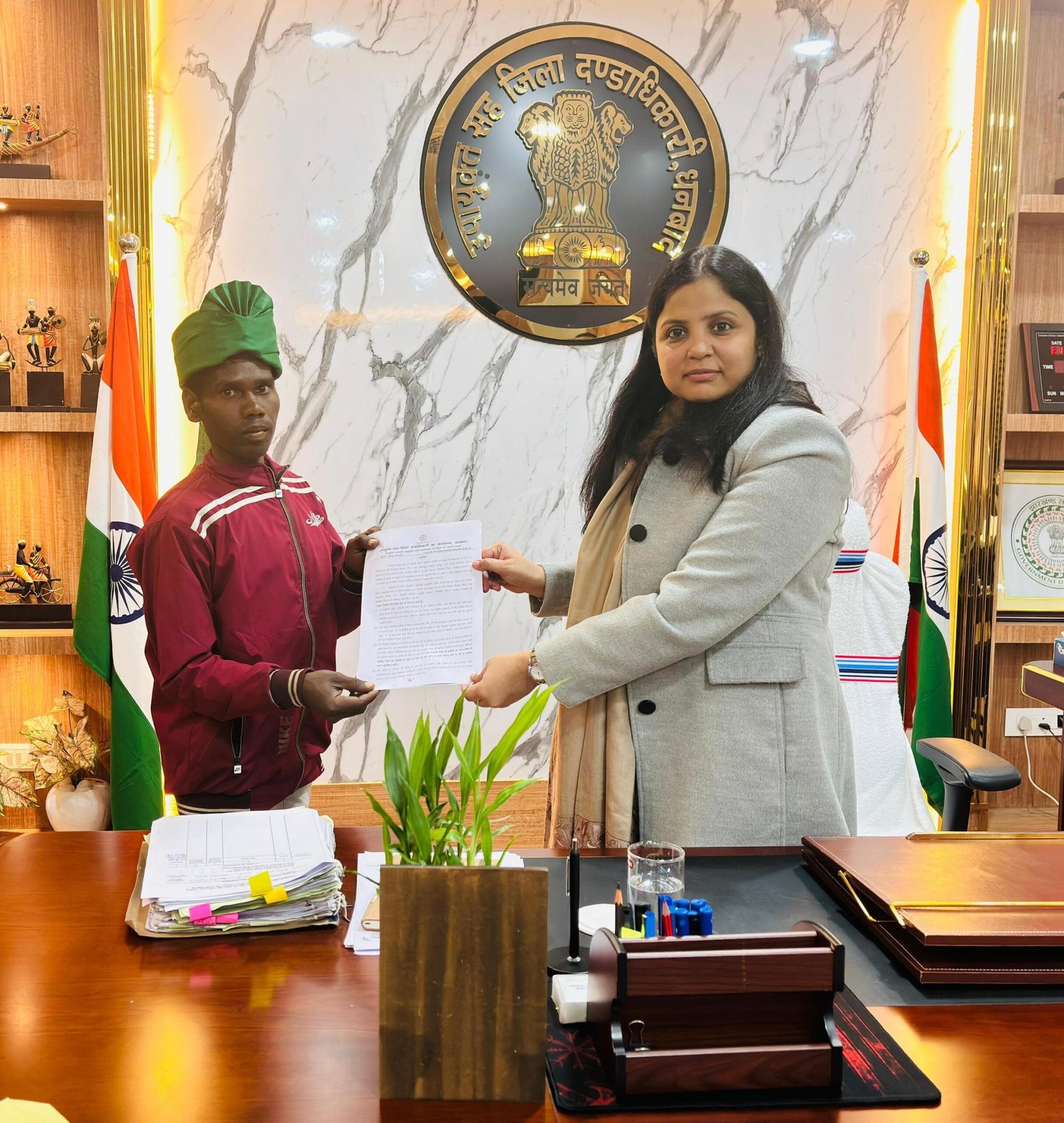 आदिम जनजाति के बिरहोर समुदाय के नंदलाल बिरोहर को उपायुक्त ने सौंपा नियुक्ति पत्र….