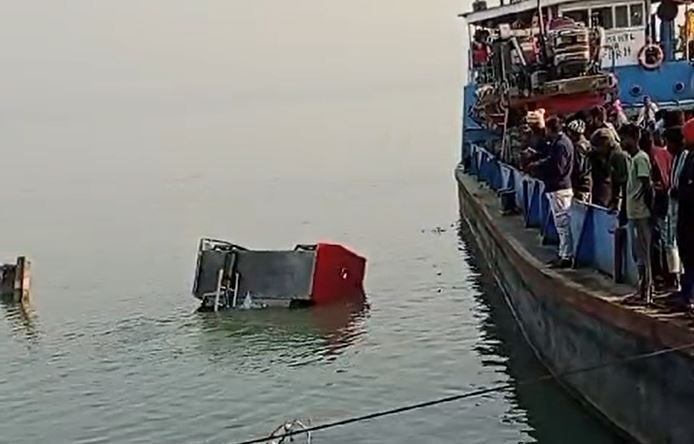 साहिबगंज जिले में  बड़ा हादसा.. फायर ब्रिगेड की एक गाड़ी गंगा में डूब गई और चालक हुआ लापता…