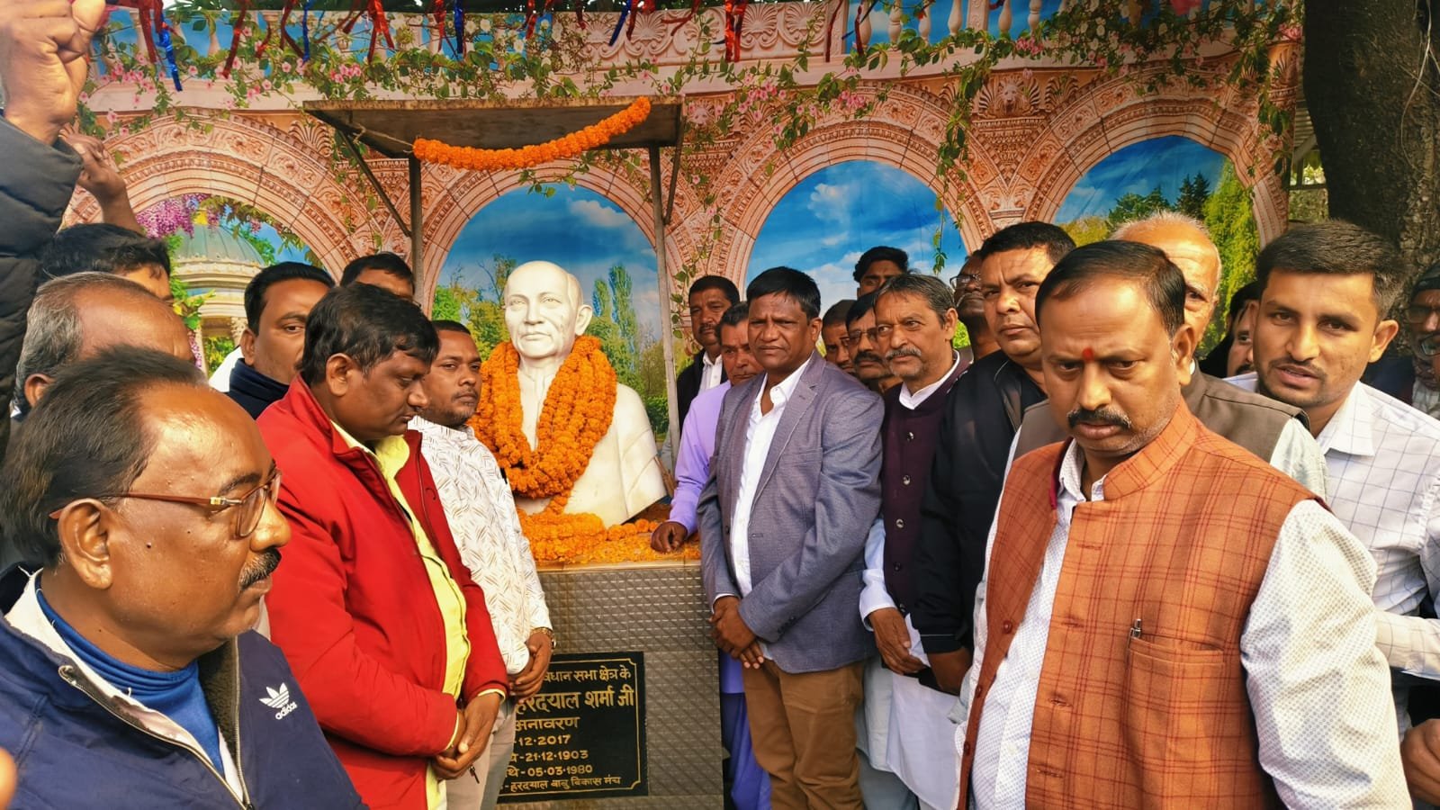 धनबाद सांसद ढुल्लू महतो ने चन्दनकियारी के प्रथम विधायक स्व. हरदयाल शर्मा की जयंती मनाई…