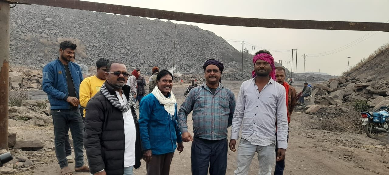 पेलोडर लोडिंग के बजाय मैन्युअल लोडिंग पुनः चालू की जाए साथ ही श्रम कानून के तहत न्यूनतम मजदूरी दी जाए नहीं तो आने वाले दिनों में होगी अनिश्चितकालीन हड़ताल, सचिव प्रीतम रवानी….