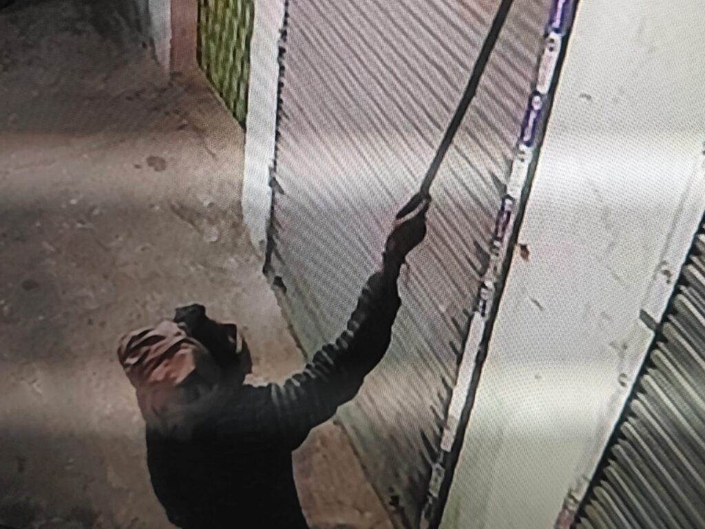 ज्वेलरी दुकान से लाखों की बनी आभूषण चोरों ने उड़ाई….