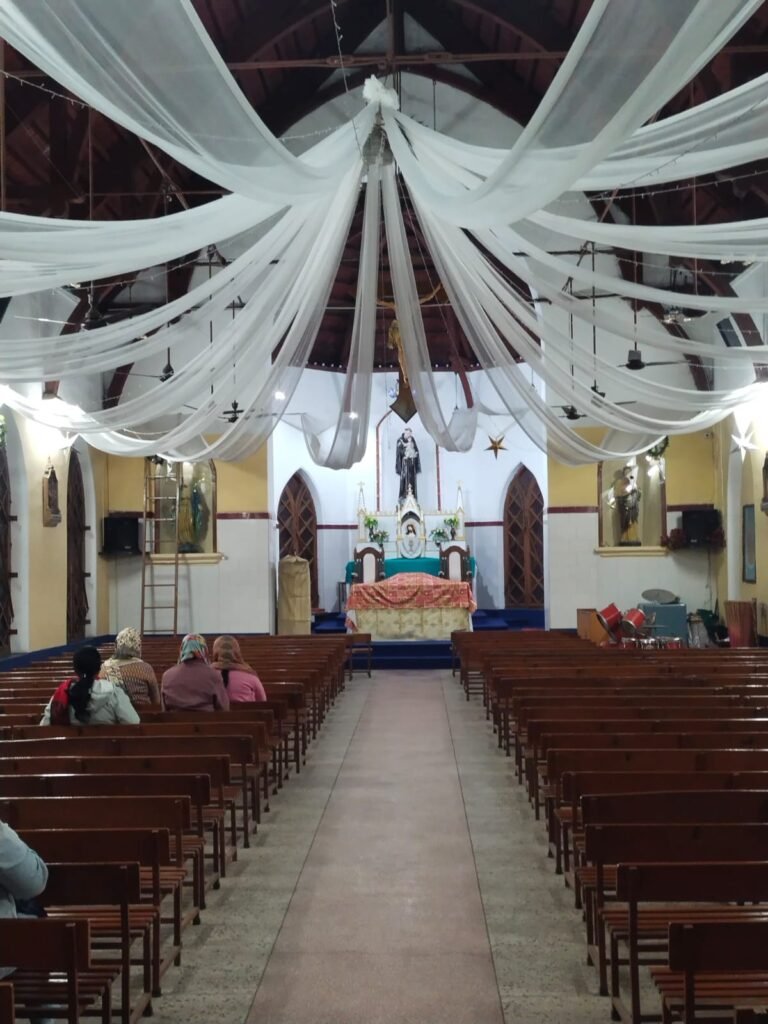 संत अंथोनी चर्च को सफेद रंग की पट्टीयों से आकर्षक रूप से सजाया गया…