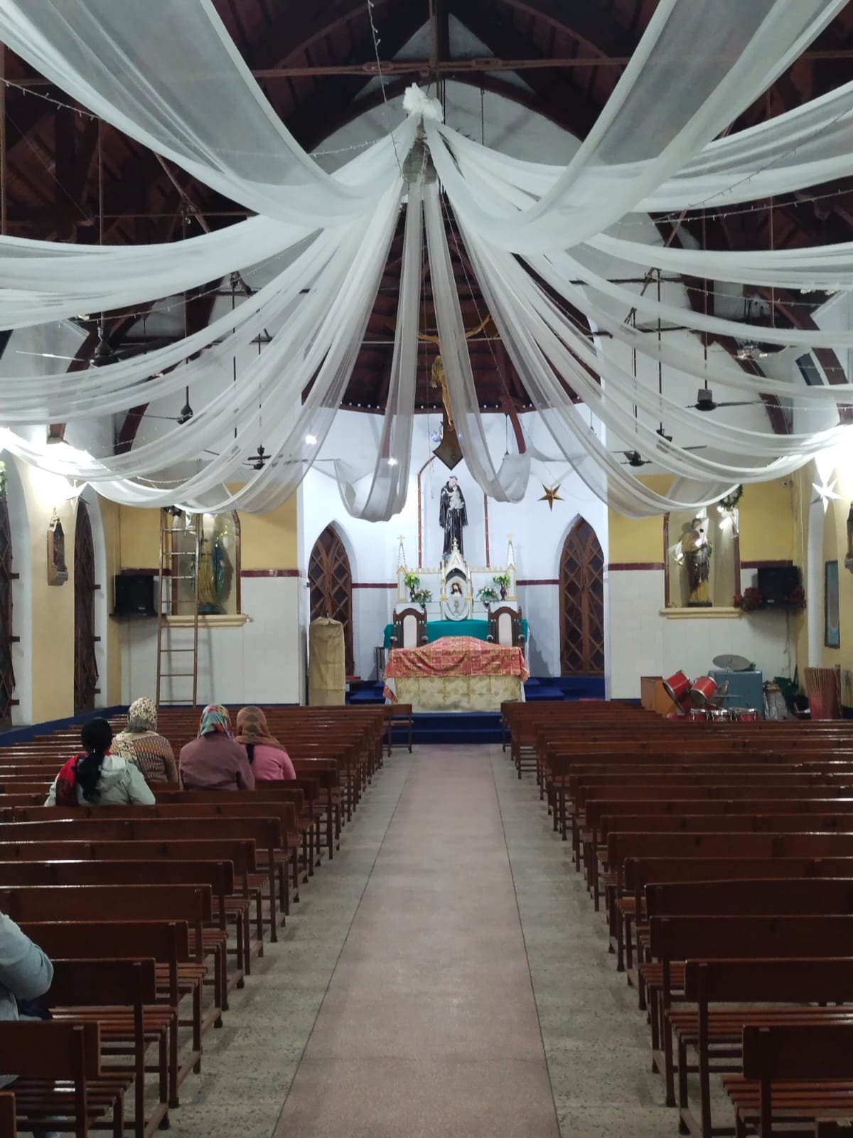 संत अंथोनी चर्च को सफेद रंग की पट्टीयों से आकर्षक रूप से सजाया गया…