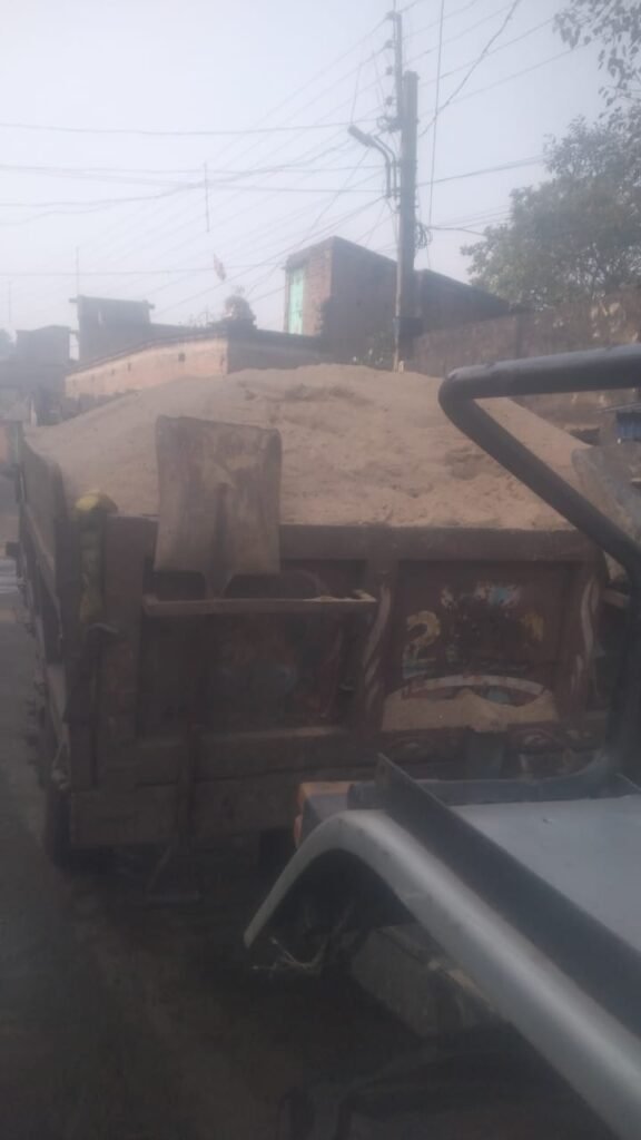 बल्लभपुर में दामोदर का सीना चीर कर कालाबाजार में बेच रहे तस्कर बालू…