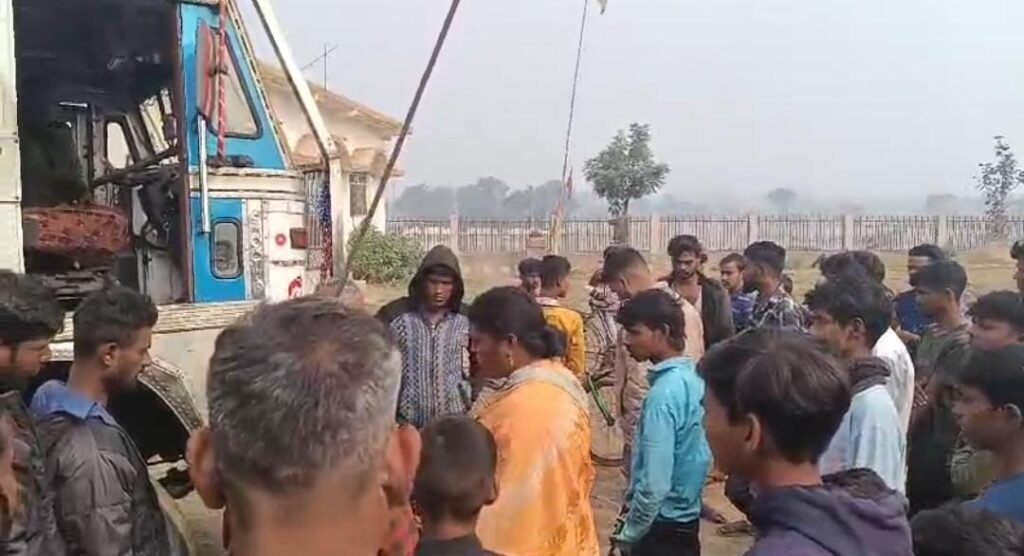 सड़क हादसा मे बाइक सवार युवक हुआ गंभीर रूप से घायल….