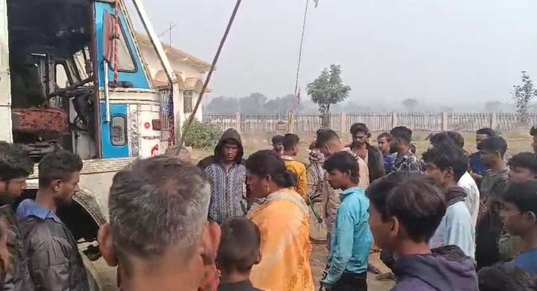 सड़क हादसा मे बाइक सवार युवक हुआ गंभीर रूप से घायल….