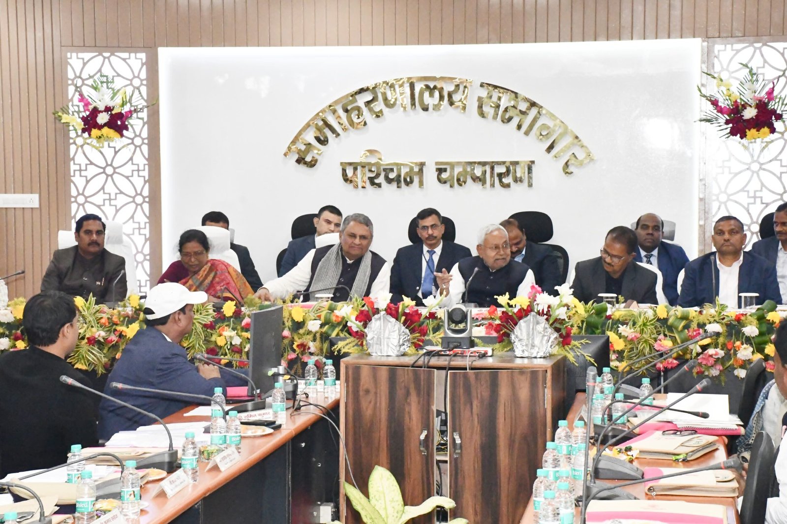 मुख्यमंत्री ने जिला में चल रही विकासात्मक योजनाओं को लेकर पश्चिम चंपारण में की समीक्षा बैठक…