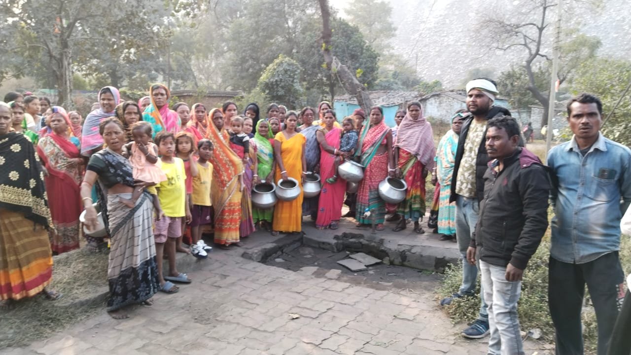 वाटर बोर्ड पेय जल व खाध के पानी का जलापूर्ति क्षेत्र में नही होने से विरसा मुंडा सेना समाजिक संगठन के बेनर तले महिलाओं ने किया विरोध प्रदर्शन…