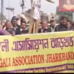 बांग्ला भाषीयो ने सांसद ढुल्लू महतो का पुतला दहन किया…