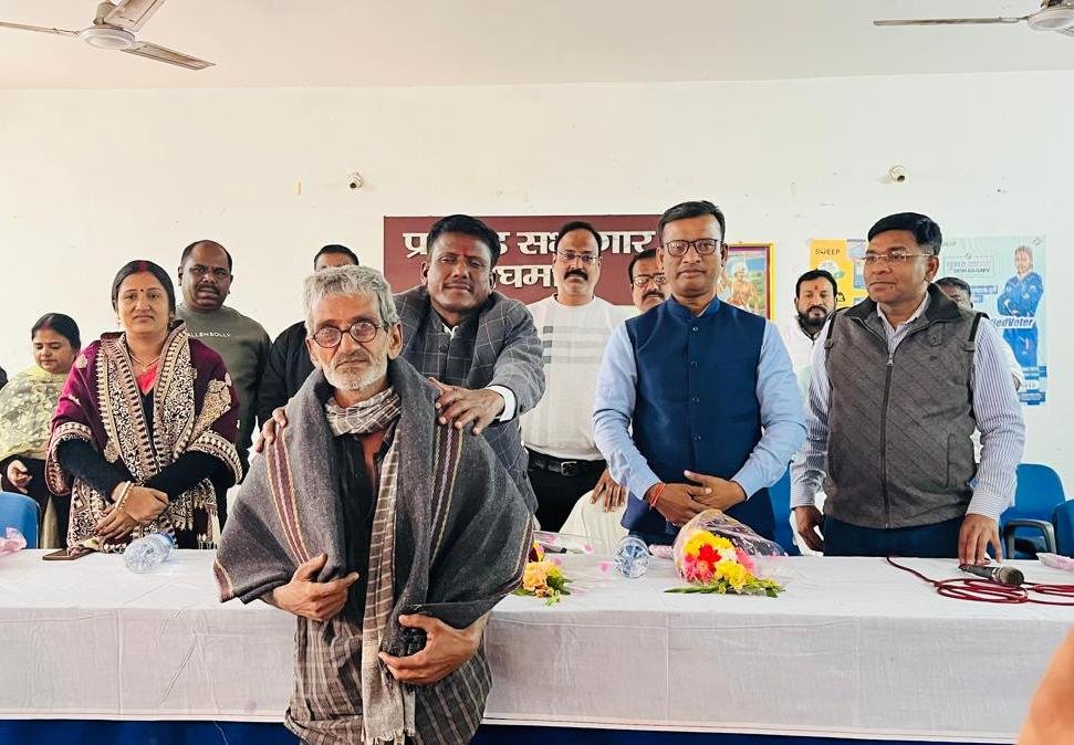 विधायक टुंडी व विधायक बाघमारा ने किया कंबलों का वितरण…