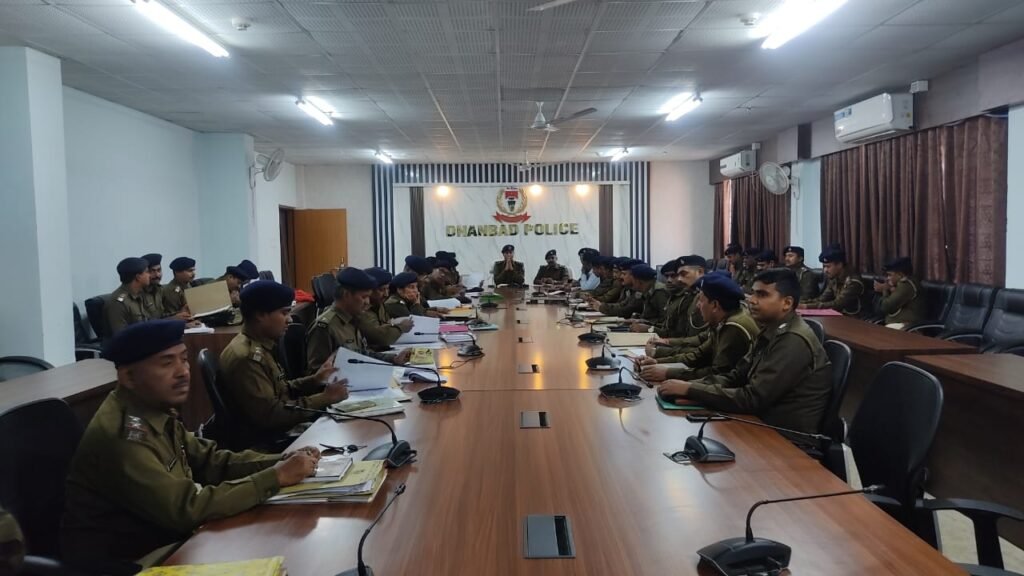 समाहरणालय स्थित पुलिस मुख्यालय में पुलिस उप महानिरीक्षक ने की समीक्षा बैठक….