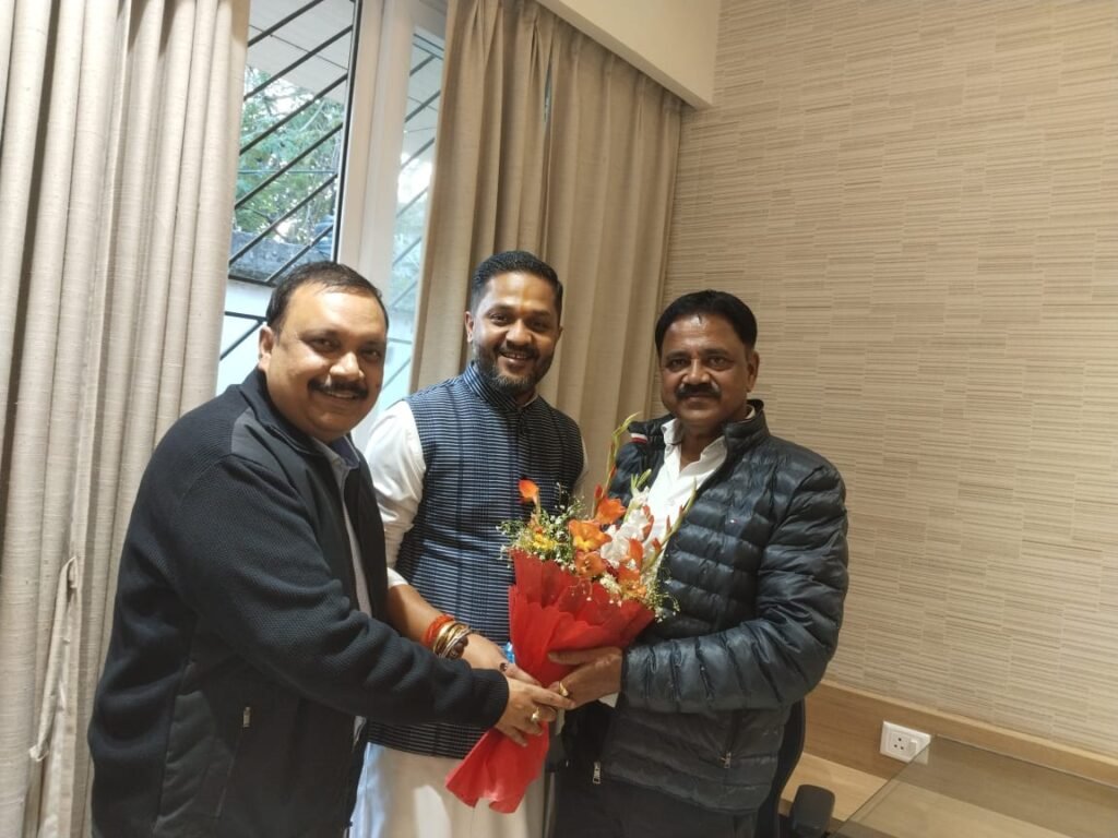 कैबिनेट मंत्री बड़े भाई तुल्य सुदिव्य कुमार सोनू से रांची परिषदन मे विधायक अनूप सिंह के साथ मिल पुष्पगुच्छ दिया और धनबाद मे MADA को पुनः प्रवर्तन करने का अनुरोध किया…