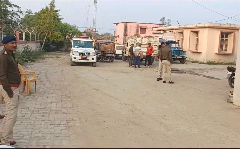 पुलिस और अपराधियों के बीच घंटो ताबड़तोड़ फायरिंग से दहल उठा इलाका, पुलिस के हाथ नहीं लगे अपराधी…