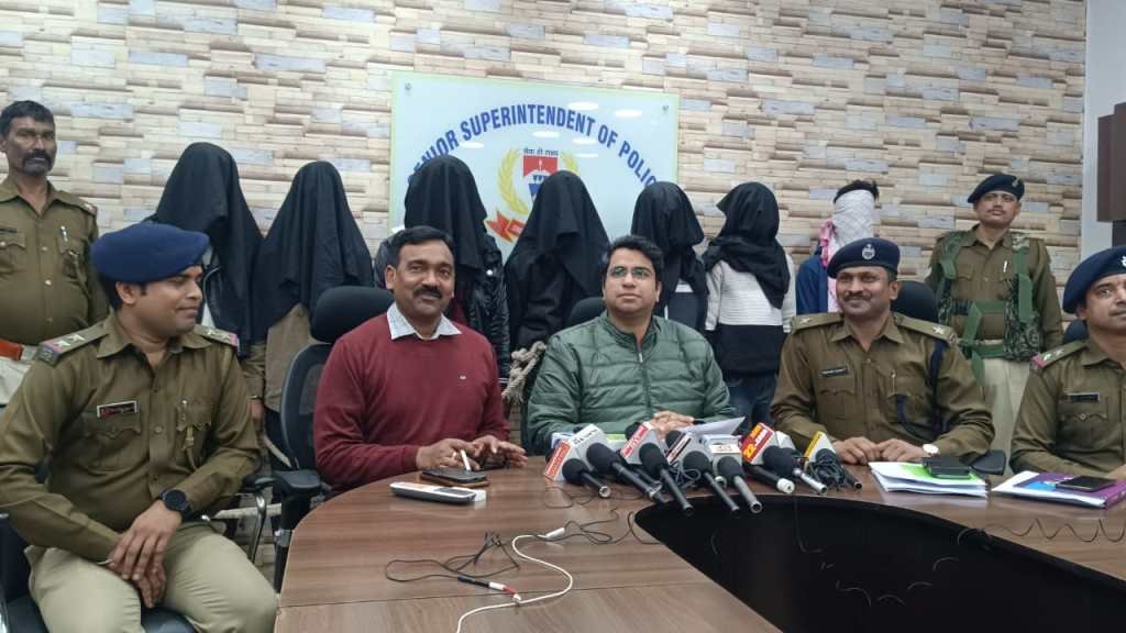 जमशेदपुर पुलिस ने की बाइक चोर गिरोह का खुलासा ,चोरी के पांच मोटरसाइकिल व पार्ट्स सहित सात गिरफ्तार…