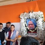 झरिया कांग्रेस के पूर्व विधायक कार्यालय में  शोक सभा का हुआ आयोजन..मौके पर बड़ी संख्या में महिला पुरुष पहुंच पूर्व प्रधानमंत्री डॉ मनमोहन सिंह को नम आंखों से दी श्रद्धांजलि…