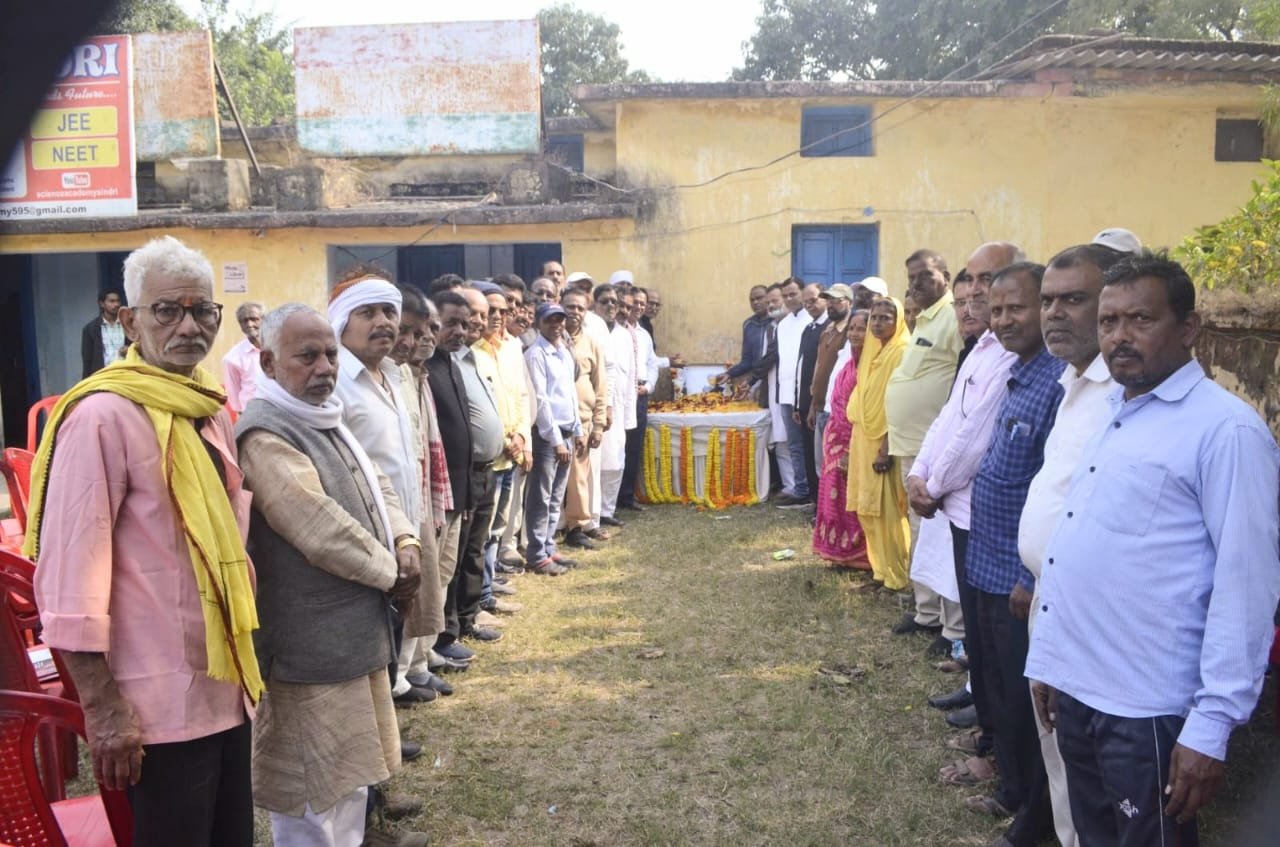 सिंदरी में स्वर्गीय डॉ मनमोहन सिंह को सिंदरी एफ यूनियन इन्टक कार्यालय में लोगों ने श्रद्धांजली दिया…