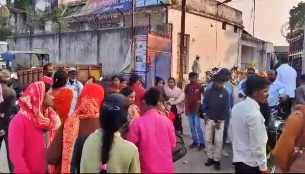 झारखंड की हजारों महिलाओं से करोड़ों रुपए की ठगी, पीड़ित महिलाएं पहुंची थाने…