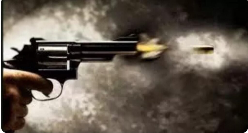 रांची में कैशियर से दिनदहाड़े 13 लाख की लूट,विरोध करने पर एक, को मारी गोली…